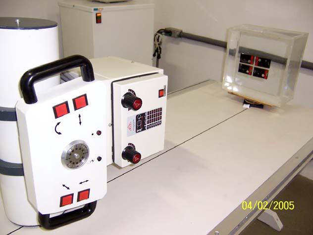 três disparos do aparelho de raios-x para cada técnica radiográfica. Outros três dosímetros não irradiados acompanharam todo o sistema para a medida da radiação de fundo (branco).