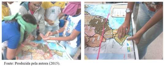 Para o desenvolvimento da atividade, foi colocada uma mesa no centro da sala a fim de facilitar a utilização do mapa.