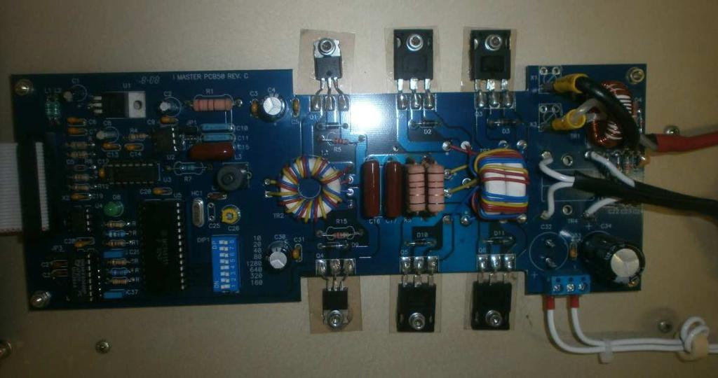 Sintetizador de Freqüência, com as seguintes características: Excelente estabilidade, melhor que ± 5Hz,