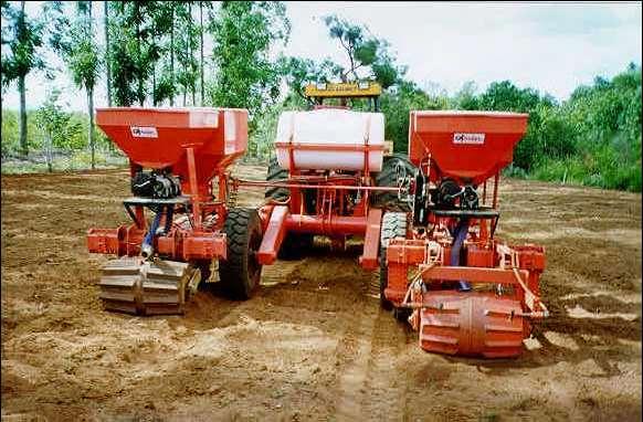 Tanque herbicida Adubadeira Em cada linha: 1º