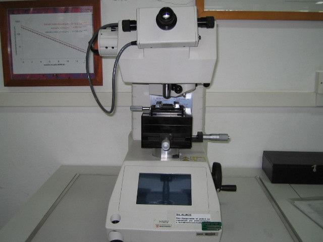 Figura 9: Microdurômetro SHIMADZU HMV-2 utilizado para a medição de dureza dos corpos-de-prova.