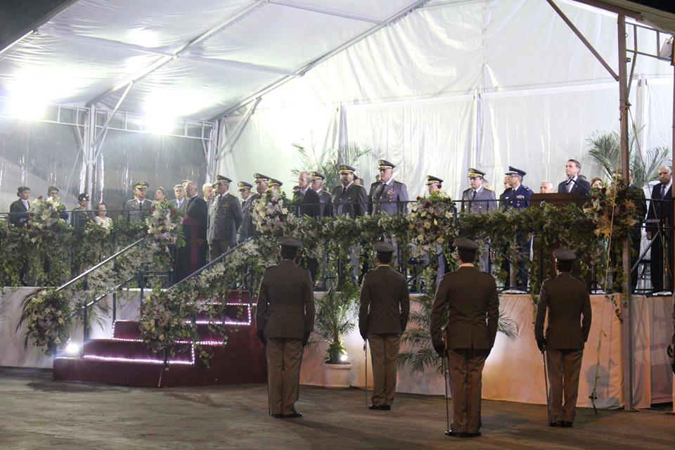 Dentre as autoridades civis e militares presentes, destacam-se: - General Enzo antigo Comandante do Exército; - Deputado Federal Jair Bolsonaro; - General Juarez