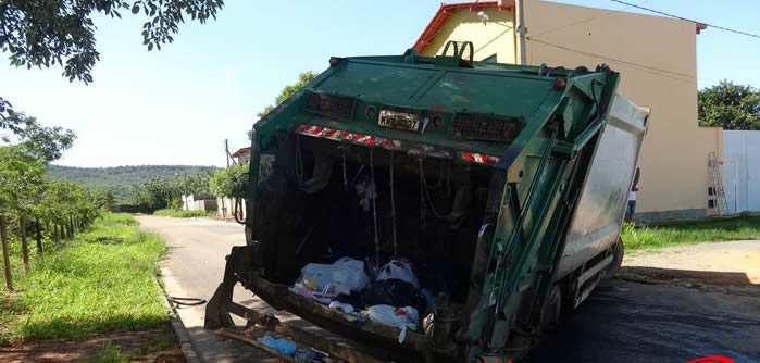 Nas figuras 4a e 4b abaixo pode-se observar que o caminhão de coleta de lixo atolado em via pública nos Bairros São Paulo e Flamengo, impossibilitando a coleta regular de resíduos em residências e