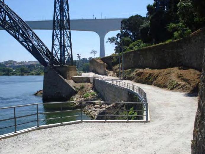 diversos trabalhos, nomeadamente, demolições de construções, limpezas de terreno e