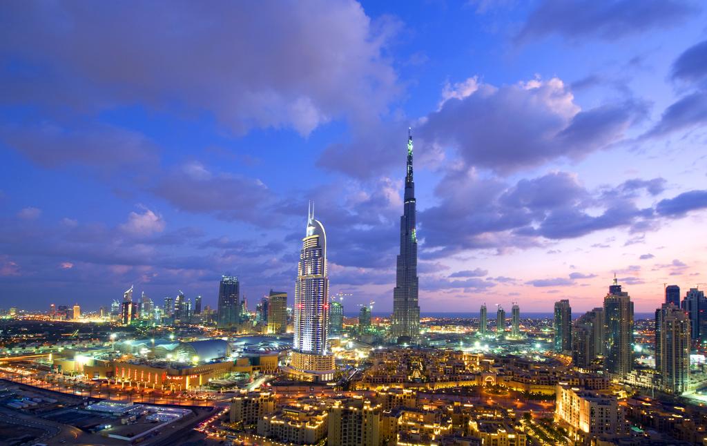 Dubai, uma miragem no deserto Considerada umas das cidades mais dinâmicas e impressionantes do mundo, é a maior dos Emirados Árabes.