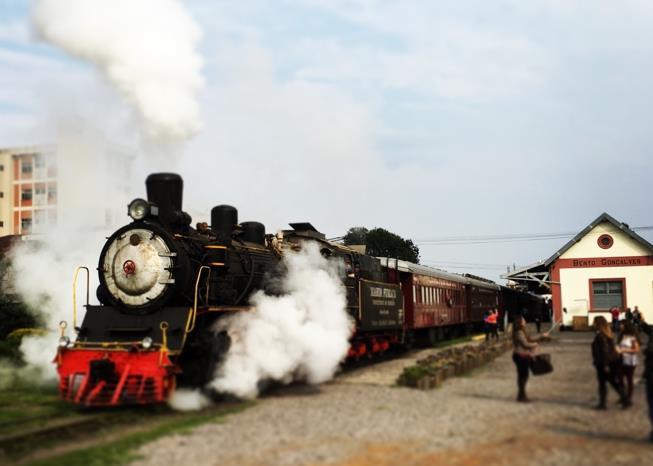 Pacote Jardineira Tradicional Transfer IN (Aeroporto Porto Alegre/Gramado ou Canela) Tour Uva e Vinho (Locais visitados: Vinícola Zanrosso, Parque Epopeia Italiana e passeio de Maria Fumaça) Tour