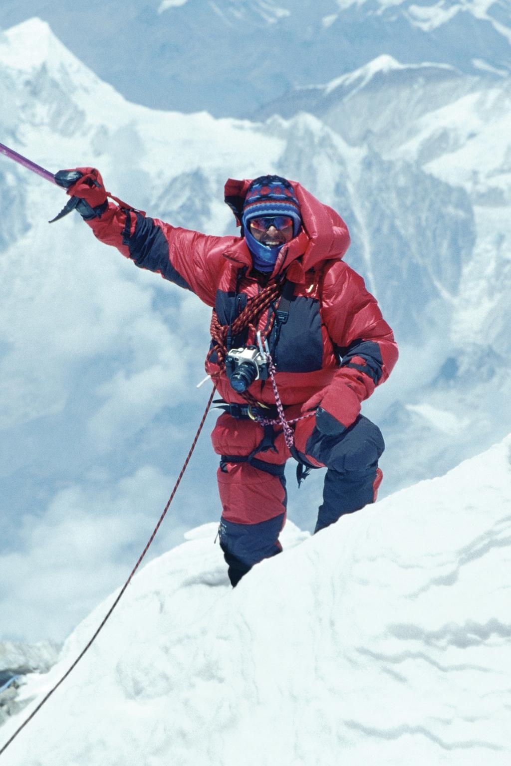 Ed Viesturs 14 X 8000 Ed Viesturs é o maior alpinista de alta montanha dos EUA e já escalou vários dos picos mais desafiadores do mundo, tendo participado de sete ascensões do Monte Everest.