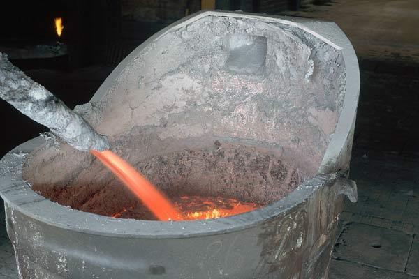 Matéria-Prima A principal matéria-prima utilizada na fundição é o alumínio primário, vindo diretamente das salas fornos, no estado líquido, a aproximadamente 800 ºC.
