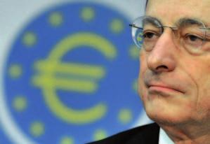 26 C O M O F U N C I O N A A U N I Ã O E U R O P E I A O Banco Central Europeu Assegurar a estabilidade dos preços Funções: Gerir o euro e a política monetária da zona euro Membros: Os bancos