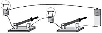 Para demonstrar a versatilidade da pilha em circuitos elétricos fechados, um professor elaborou uma experiência usando uma pilha, duas chaves,