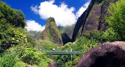 Recepção e seguiremos por uma estrada sinuosa em meio a vulcões deslumbrantes e montanhas ocidentais de Maui, portanto prepare sua câmera.