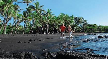 Vamos explorar as maravilhas naturais criadas ao longo dos últimos anos de erupção e ver a lava que continua fluindo até hoje, da estrada é possível ver a fumaça da lava tocando o mar.