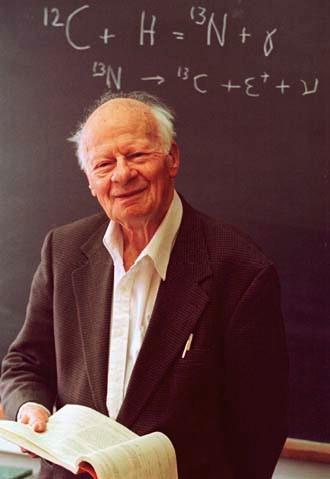 Fusões Termo-Nucleares Em 1938, após conferência para físicos e astrônomos organizada pela Carnegie Institution, de Washington, um dos participantes, o alemão Hans Albrecht Bethe (1906-2005).