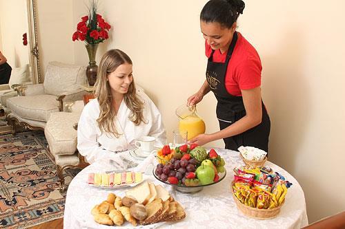 Pensado no seu bem preparamos com carinho uma Refeição leve e balanceada, composta de 5 tipos de frutas, frios, suco, chá, bolo, pão de forma, torradas e geleias.