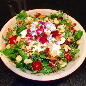 Salada de rúcula, mini tomate e mussarela de búfala Salada simples e acompanhamento deliciosa para servir de entrada ou Ingredientes: - 100 gramas de rúcula - 50 gramas de tomate cereja - mussarela