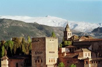 iniciais nas paredes do Alhambra Em 2011 o Alhambra foi o monumento mais visitado em Espanha (Pedro Cunha) Uma turista, de nacionalidade suíça, foi detida no fim-desemana, passando a noite na prisão,