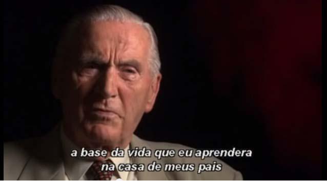 Afirma Gunter Mai militar alemão e prisioneiro dos soviéticos que naquele campo estavam esquartejando os corpos e vendendo as carnes (DVD 3, A morte, 35min; 08seg).