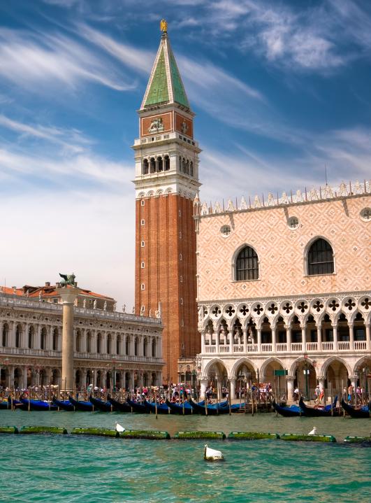 O nome romântico da ponte crê-se estar ligado aos suspiros dos condenados ao verem pela última vez Veneza antes de serem levados para as suas celas de prisão.