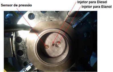 71 A figura 39 mostra os injetores de óleo diesel, etanol e sensor de pressão alojados sobre o cabeçote da MRC (vista interna).