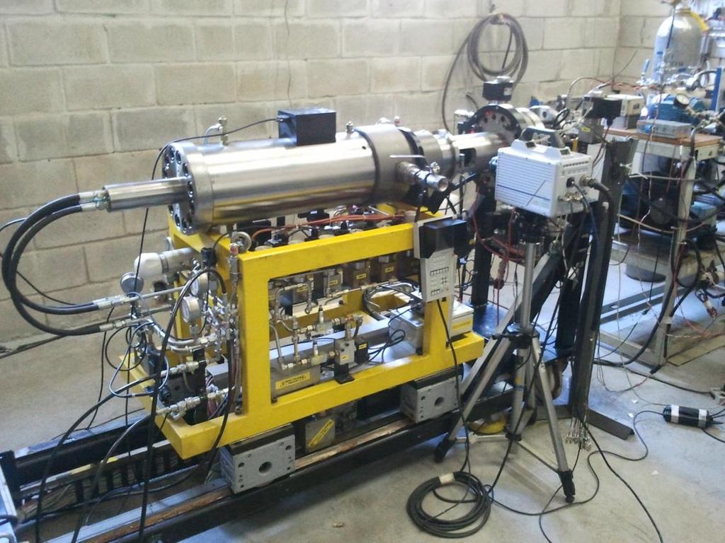 62 Figura 30 - Máquina de Compressão Rápida instalada no Laboratório de Engenharia Veicular (PUC-Rio).