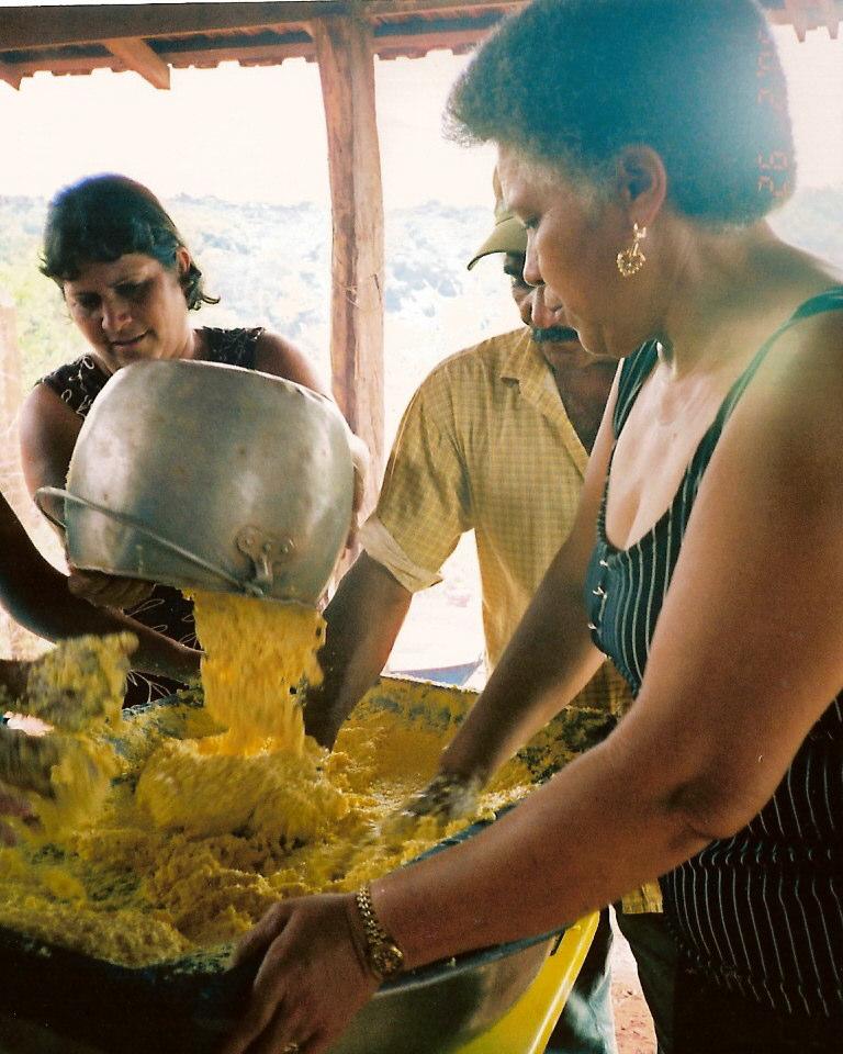 157 Figura 19 Comunidade da Canoa (Ituiutaba/MG): coando/filtrando o milho Em