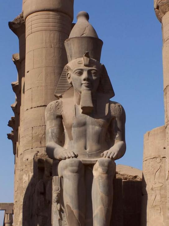 FARAÓS Governantes do Egito Antigo; Poder transmitido de forma hereditária; e Estátua