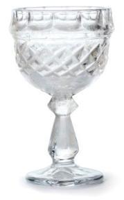 Taças de cristal para bebidas alcoólicas Esse é um item básico para quem gosta ou recebe convidados que gostam de bebidas alcoólicas.