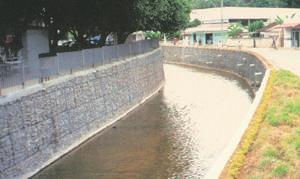 La Paz - Bolívia são utilizados para a proteção da base dos muros laterais, formando uma plataforma, que evita a