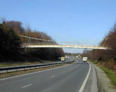 A ponte de Aberfeldy, na Escócia, foi a primeira ponte pedonal com tabuleiro totalmente construído em compósitos de GFRP.