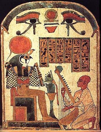 Desde o começo da pré-dinastia a arte egípcia era completamente ligada à morte. Para o egípcio a morte não é um acontecimento triste, é meramente uma transição para uma outra dimensão.