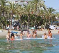 Seus lindos parques e jardins, campos de golfe de alto nível e o pitoresco bairro antigo, Casco Antiguo, fazem de Marbella um