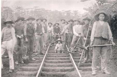 Figura- 05- Fotografia com cena de trabalhadores na construção dos