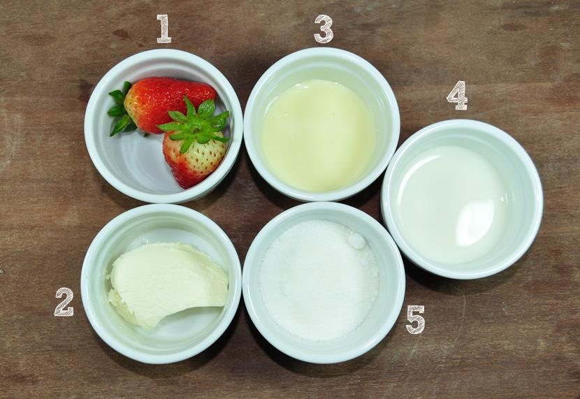 1) 500g de morangos; 2) ¼ de xícara de mascarpone*; 3) 1/3 de xícara de leite condensado e mais um pouco para a hora da montagem; 4) 250ml de creme de leite fresco** 5) ¼ de xícara de açúcar refinado.