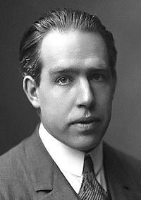 Átomo de Hidrogênio por Niels Bohr Complementou o modelo de Rutherford.