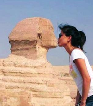 Como pode cair no enem (ENEM) A fotografia abaixo mostra uma turista apa-rentemente beijando a esfinge de Gizé, no Egito.