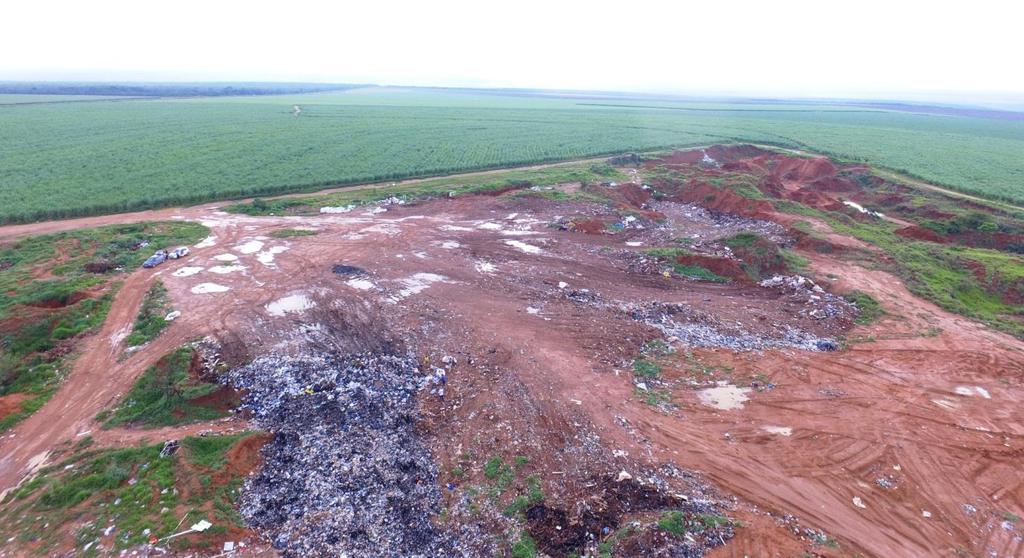 Área do aterro sanitário Nessa mesma área, no lixão, foi construída uma célula com o sistema de tratamento de líquidos percolados; sistema de tratamento