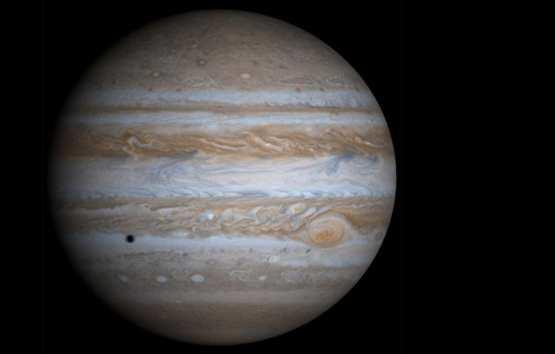 5 - Júpiter Foto de Júpiter obtida pela sonda Cassini (a caminho de Saturno). Podemos ver a sombra da Lua Europa sobre o disco do planeta. Júpiter é o maior planeta do sistema solar.