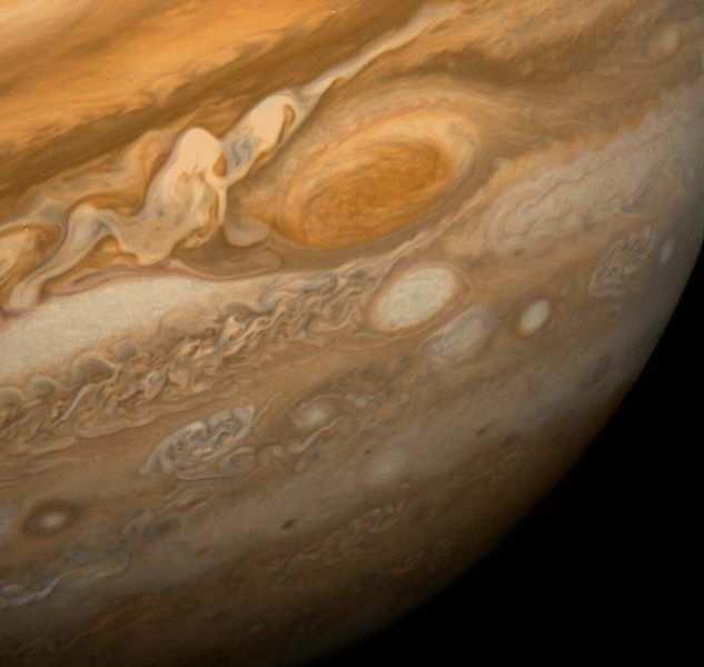 A Grande Mancha Vermelha de Júpiter é um anticiclone persistente observado pela primeira vez no século XVII por Robert Hoke e Galileu.