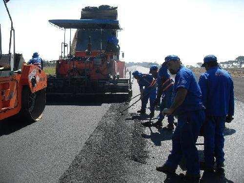 AEROPORTO DE SÃO JOAQUIM Aeroporto está sendo ampliado e pavimentado, passando á pista para 1 300 metros de comprimento por 30 m de largura Em