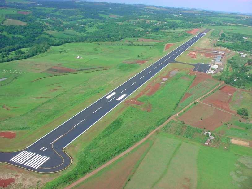 AEROPORTO REGIONAL DE CHAPECÓ Aeroporto Municipal Serafin Enoss Bertaso, recebe 21 000 passageiros por mês e movimenta 500 aeronaves por mês.