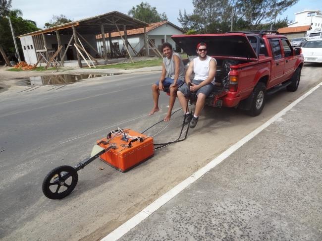 Foram adquiridos perfis ao longo de ruas junto ao Balneário do Camacho, totalizando 6.773,27m de extensão (Fig. 2). Para a aquisição dos dados foi utilizado o método proposto por Barboza et al.