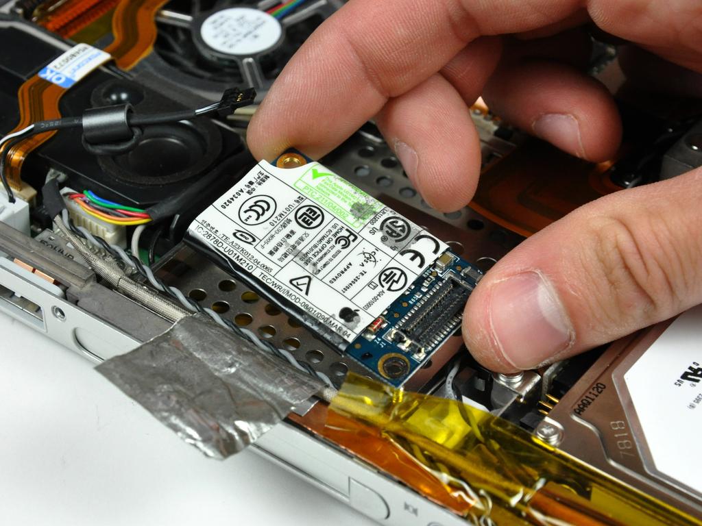 mm a remover as duas porcas que fixam o modem para o compartimento de placa PC.