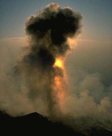 Erupção explosiva Emissão de piroclastos Lavas ricas em sílica e viscosas Lava solidifica dentro do