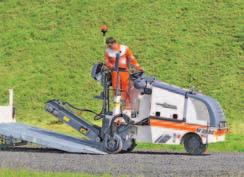 Transporte da máquina extremamente rápido e fácil A fresadora ágil e compacta sobe a rampa do reboque com facilidade.