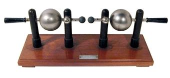 Heinrich Hertz Heinrich Hertz utilizou um centelhador para produzir ondas de frequência 10 9 s 1 em 1887-1888. Tinham todas as propriedades da luz: reflexão, refração, interferência, polarização, etc.
