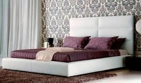 Boa disposição - Cabeceira da cama com proteção de uma parede Disposição menos recomendável Cabeceira da cama sem proteção Pergunta: O importante é ter a cabeceira da cama encostada a uma parede, a