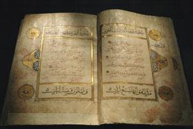 O Glorioso Alcorão, a Escritura religiosa dos muçulmanos, foi revelada em árabe ao Profeta Muhammad, que Deus o exalte, através do anjo Gabriel.