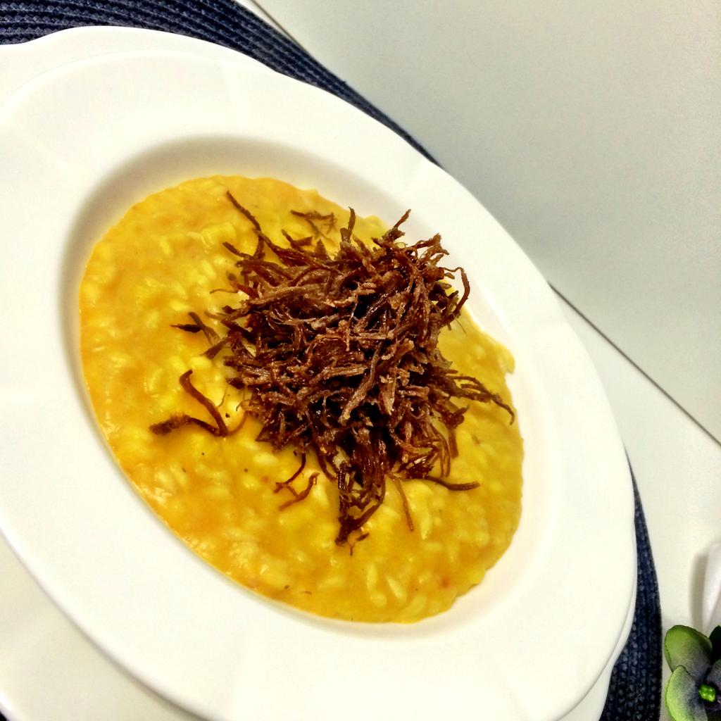 Risoto de abóbora e gorgonzola com carne seca crocante Olá, A receita de hoje é a combinação de ingredientes que dá muito certo. Abóbora, gorgonzola e carne seca.