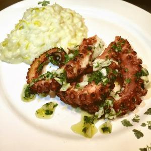 Polvo na brasa com risoto de alho poró Olá, A receita de hoje é polvo na churrasqueira com azeite temperado com alho e salsinha, acompanhado