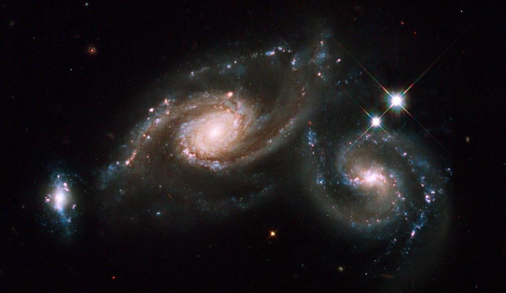 Uma galáxia é um grande sistema, gravitacionalmente ligado, que consiste de estrelas, remanescentes de estrelas (objetos compactos), um meio interestelar de gás e poeira e um importante